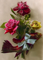 Rosas y un pez envuelto como regalo c.1898